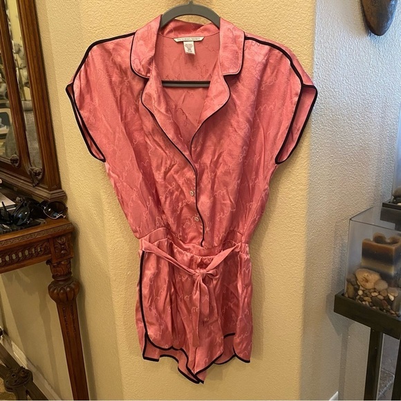 VICTORIA’S SECRET Women Pink All Over Print Sleepwear Romper Size Small - Picture 1 of 9